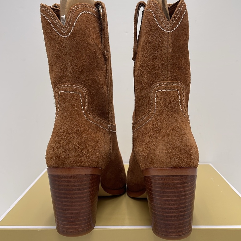 Michael Kors WAVERLY HEELED BOOTIE JUNGLE SUEDE
49F4WVME6S
LUGGAGE - Picture 14 of 16